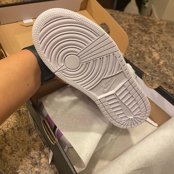 SOLD New, never used Little Kids Jordan 1 Mid. - Picture 4 of 4